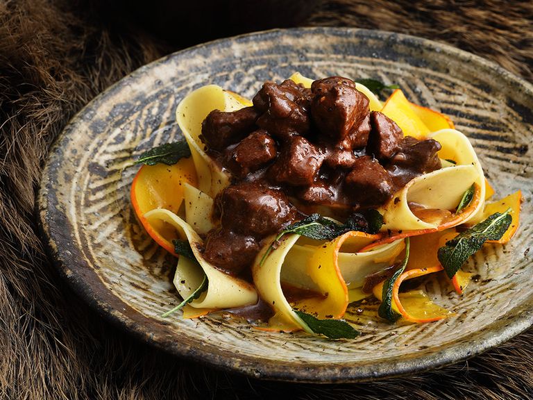 Wildschweinsugo mit Kürbis-Salbei-Pappardelle wildschweinsugo-mit-kuerbis-salbei-pappardelle