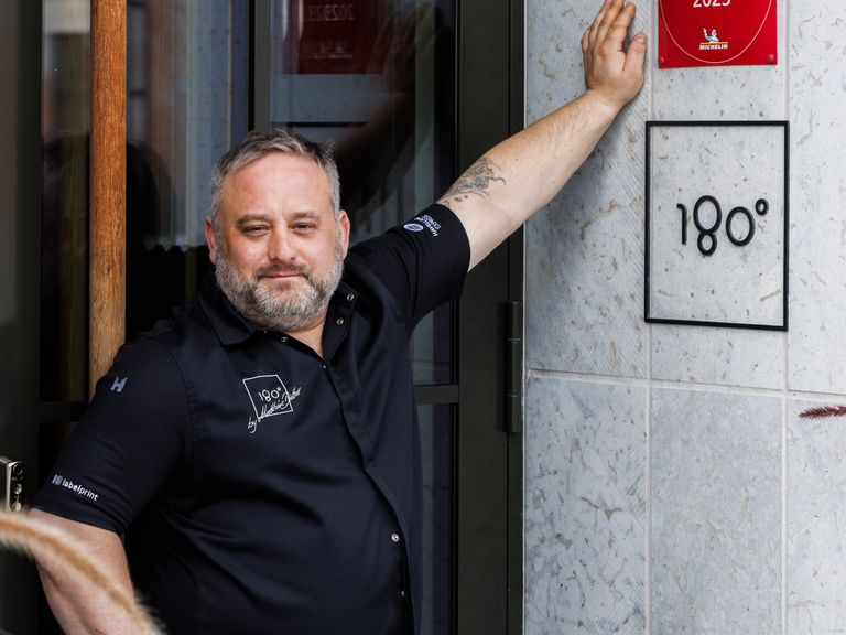 Der deutsche Spitzenkoch Matthias Diether ist mit seinem Sternerestaurant "180°" in Estland eine herausragende Persönlichkeit in der Gastronomieszene des Landes. Matthias Diether vor seinem Restaurant 180° in Estland