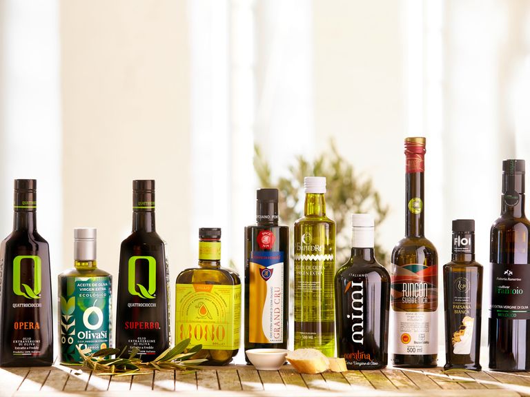 Die besten Olivenöle: Unter den 10 Gewinnern des Olivenöl-Tests 2025 des Feinschmeckers finden sich bekannte Hersteller ebenso wie Newcomer. Olivenoele_Die-Gewinner