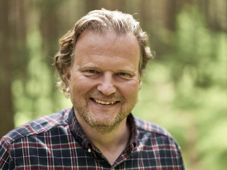 Kochbuchautor Christian Teppe ist Jäger und Fachanwalt für Agrarrecht. Kochbuchautor Christian Teppe im Wald