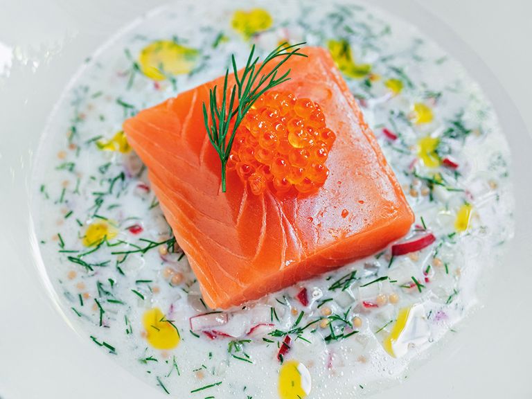 Das Rezept für Norweger Lachs, Buttermilch, Dill und Winterrettich kommt vom Koch Thomas Martin. Norweger Lachs, Buttermilch, Dill und Winterrettich