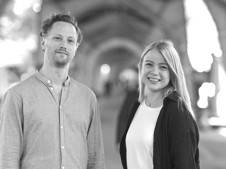 Julius Schneider und Verena Kassubek aus der Feinschmecker-Redaktion. Julius Schneider und Verena Kassubek auf dem Isemarkt