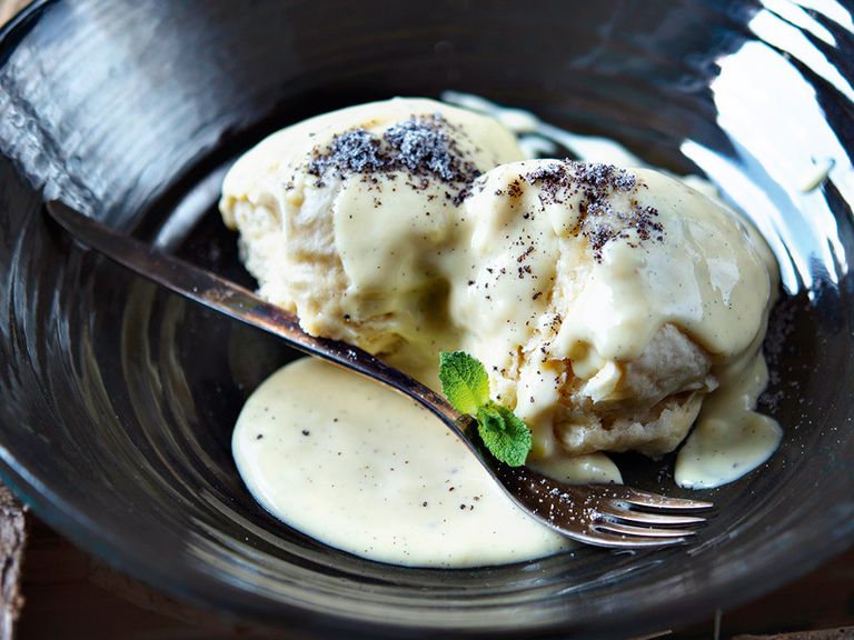 Dampfnudeln mit Vanillesauce und Mohn Dampfnudeln mit Vanillesauce und Mohn