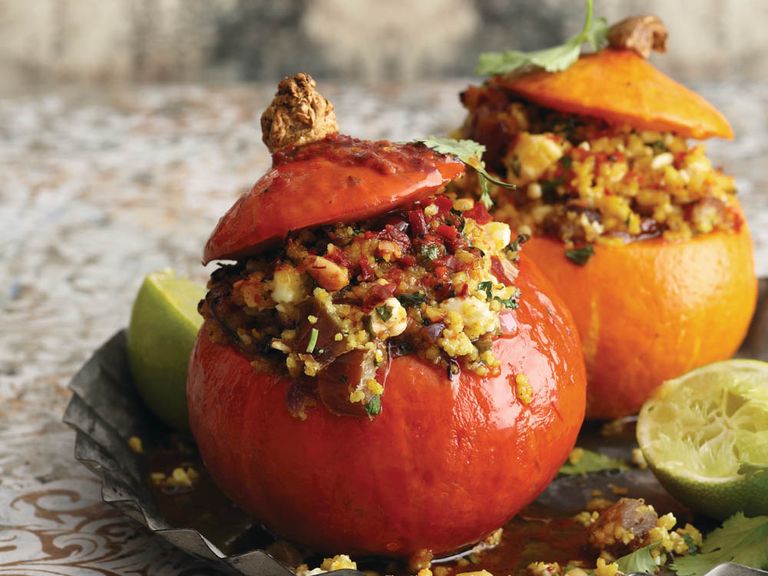 Geschmorter Kürbis mit Couscous-Schafskäse-Füllung geschmorter-kuerbis-mit-couscous-schafskaese-fuellung