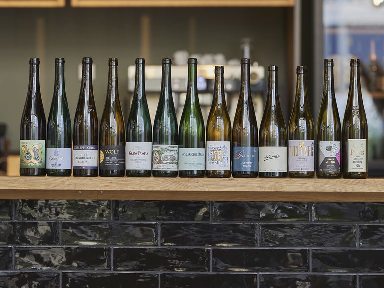 Perfekt aufgestellt: Die 13 Sieger-Rieslinge stammen aus sieben Weinregionen, die meisten von der Mosel, wie der Siegerwein Riesling Cup 2023: 13 Riesling Flaschen