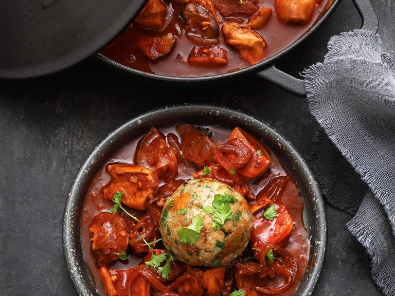 Veganes Pilz-Gulasch mit Semmelknödeln veganes-pilz-gulasch