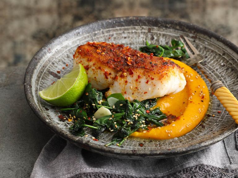 Red Snapper mit Ras el-Hanout auf Kürbis-Aprikosen-Creme und Sesam-Spinat red-snapper-mit-ras-el-hanout-auf-kuerbis-aprikosen-creme-und-sesam-spinat