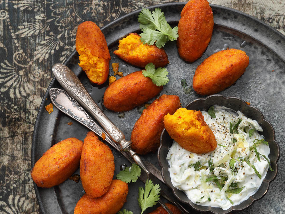 Gebackene Kürbis-Safran-Falafel mit Gurken-Raita