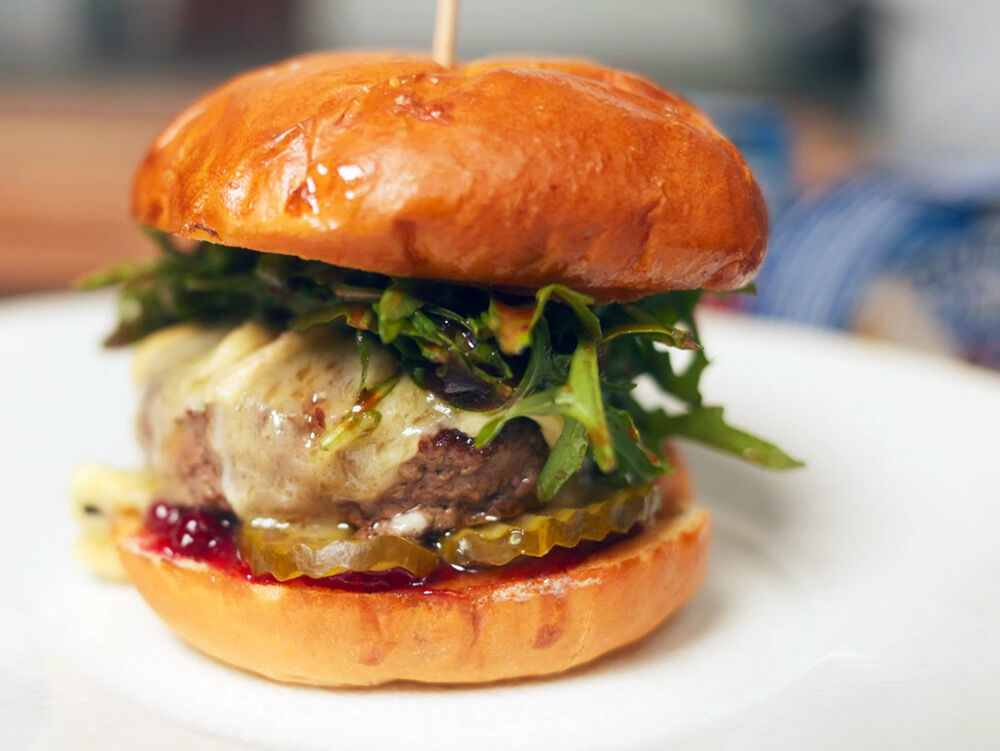 Burger mit Blauschimmelkäse und Portweinzwiebeln