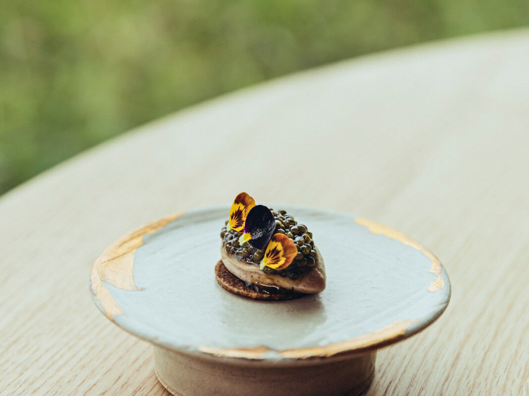 Äng: Gefrorene Topinamburcreme mit Zucker-Kelp-Fudge und Rossini-Kaviar.