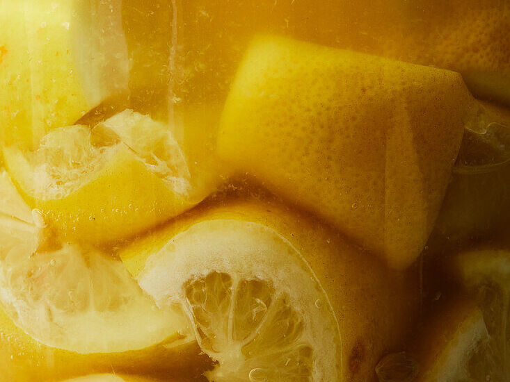 Eingelegte-Zitronen-mit-Meersalz-im-Einmachglas