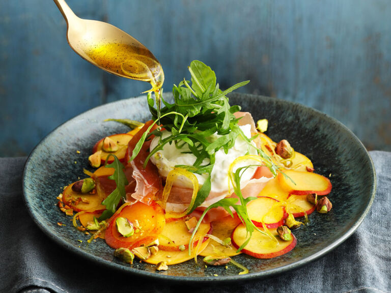 Oktopus carpaccio mit fenchelsalat und orangen dressing