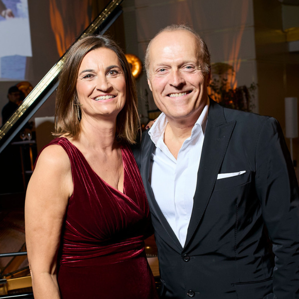 Moderatorin Inka Schneider und Starpianist Joja Wendt begeisterten bereits im vergangenen Jahr als Bühnen-Duo - und tun es auch diesmal wieder. Wine Awards_Joja und Inka